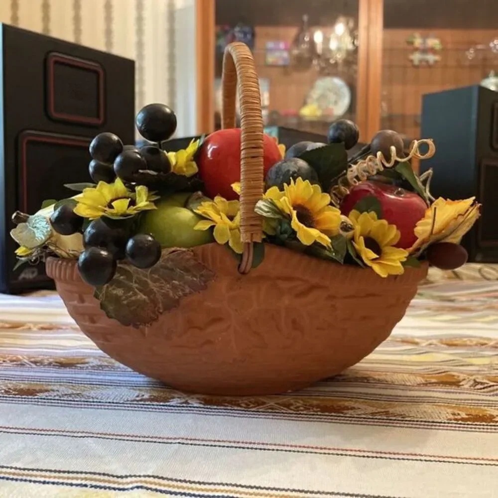 A Teleflora Gift‎ Fruit Basket